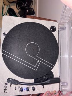 LP&N1 record player with 3 records