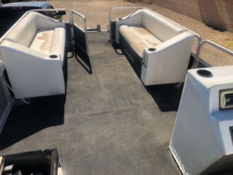 Pontoon boat