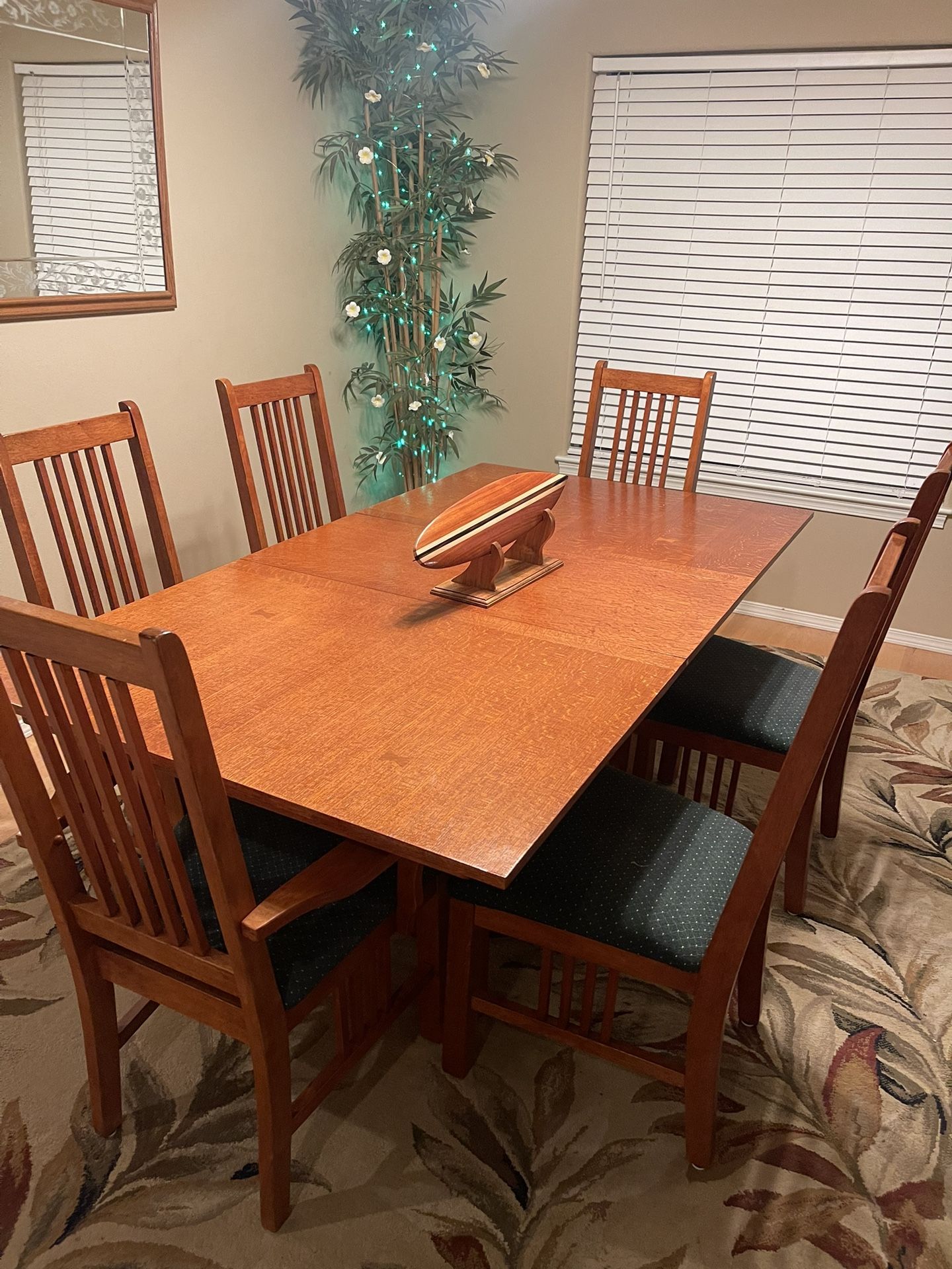 Gorgeous Dining Table & 6 Chairs