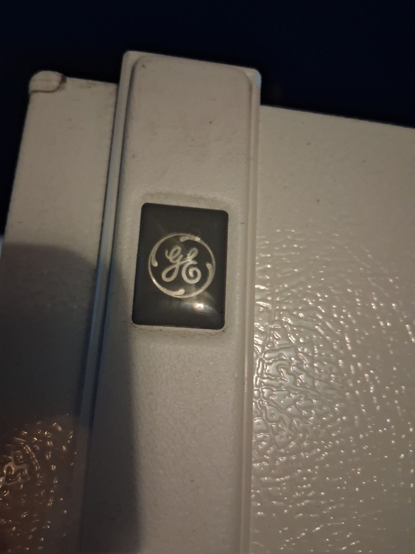 General Electric (GE) "S" Series 16.4 Cu. Ft. Top-Mount No-Frost Refrigerator.