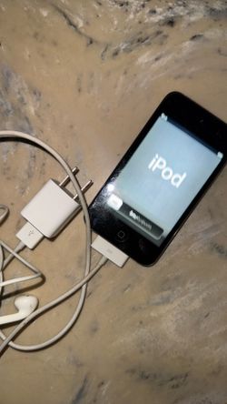 I POD🥇Apple with charger @ ear buds, battery is good 👍 Awsome old school wiped out ready for your music