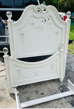$99 Disney twin Princess 👑 Bed I have a spring box also