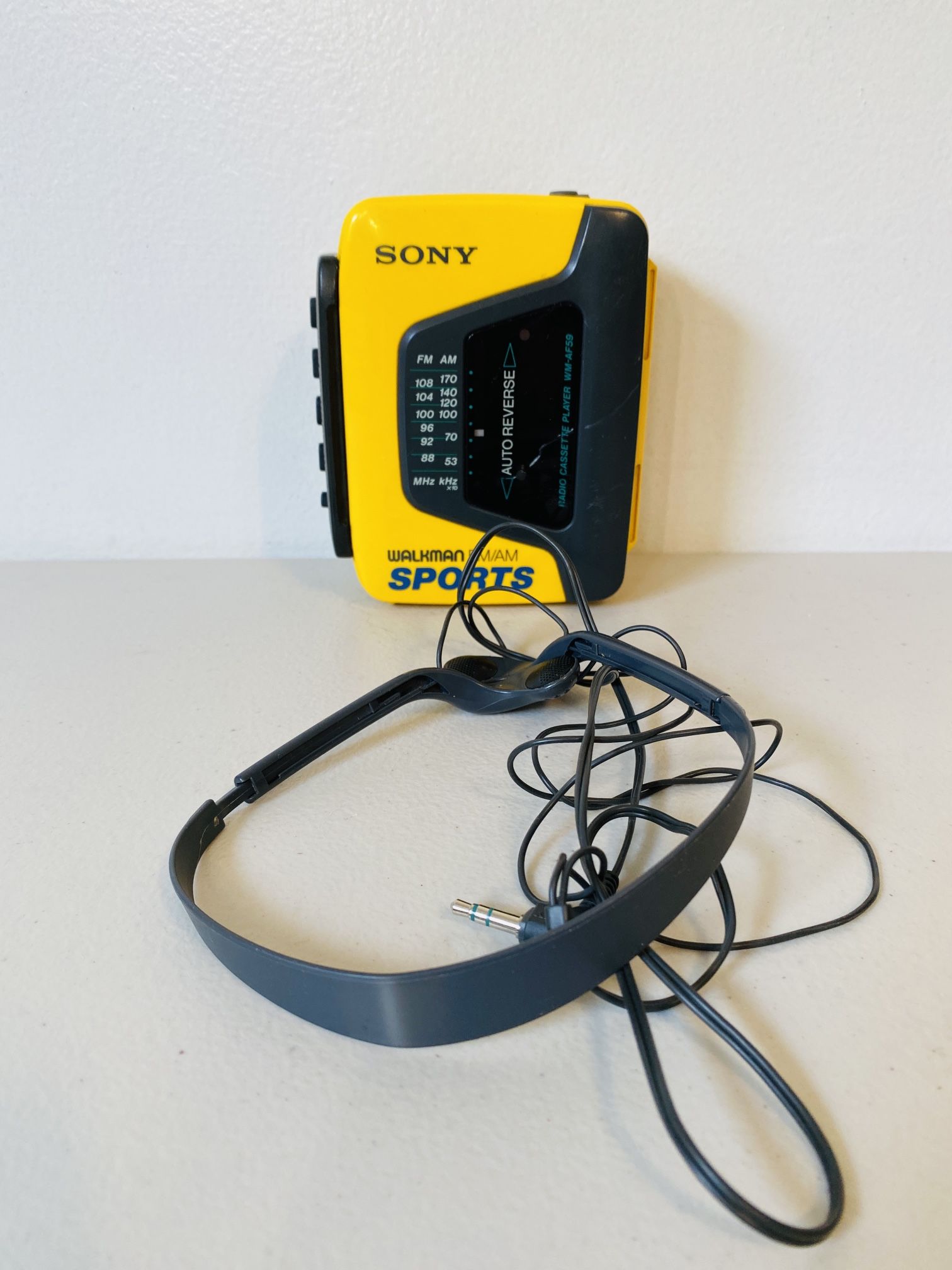 VNTG Sony Walkman Sports Yellow WM-AF59 Cassette FM/AM+ VNTG Sony Walkman Sports Yellow WM-AF59 Cassette FM/AM+