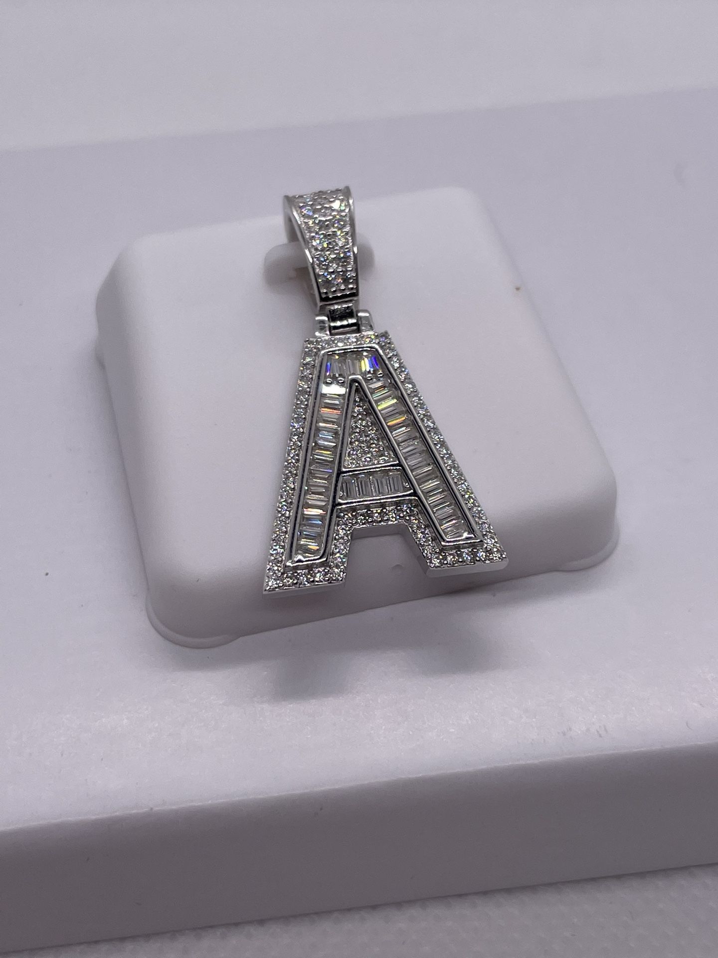 A Pendant With Italian Box Chain - Moissanite Diamonds & 925 Silver