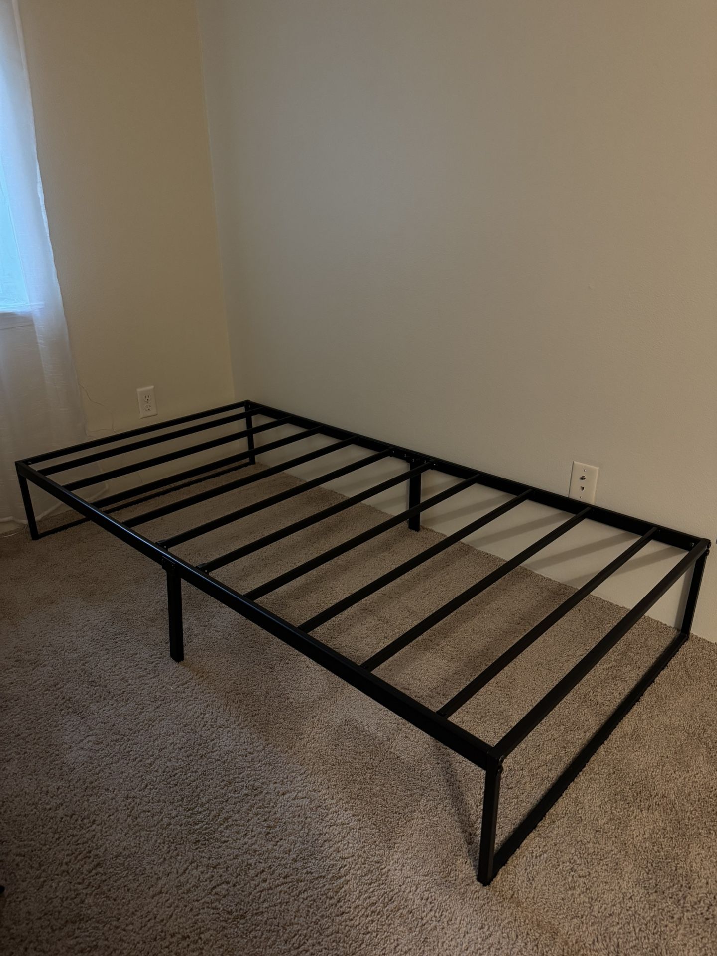 Selling a simple black metal twin bed