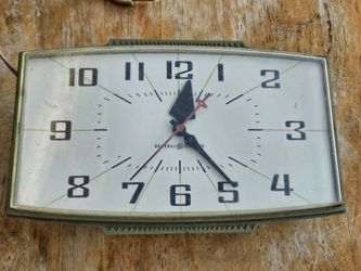 MID CENTURY MODERN AVOCADO GREEN KITCHEN CLOCK