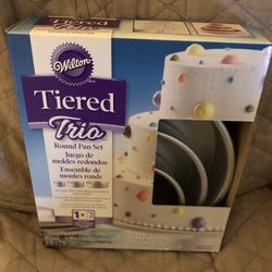 Wilton Tiered Trio Round Pan Set. 