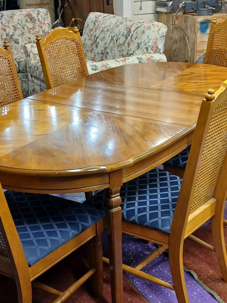 Kitchen Table/6 Chairs
