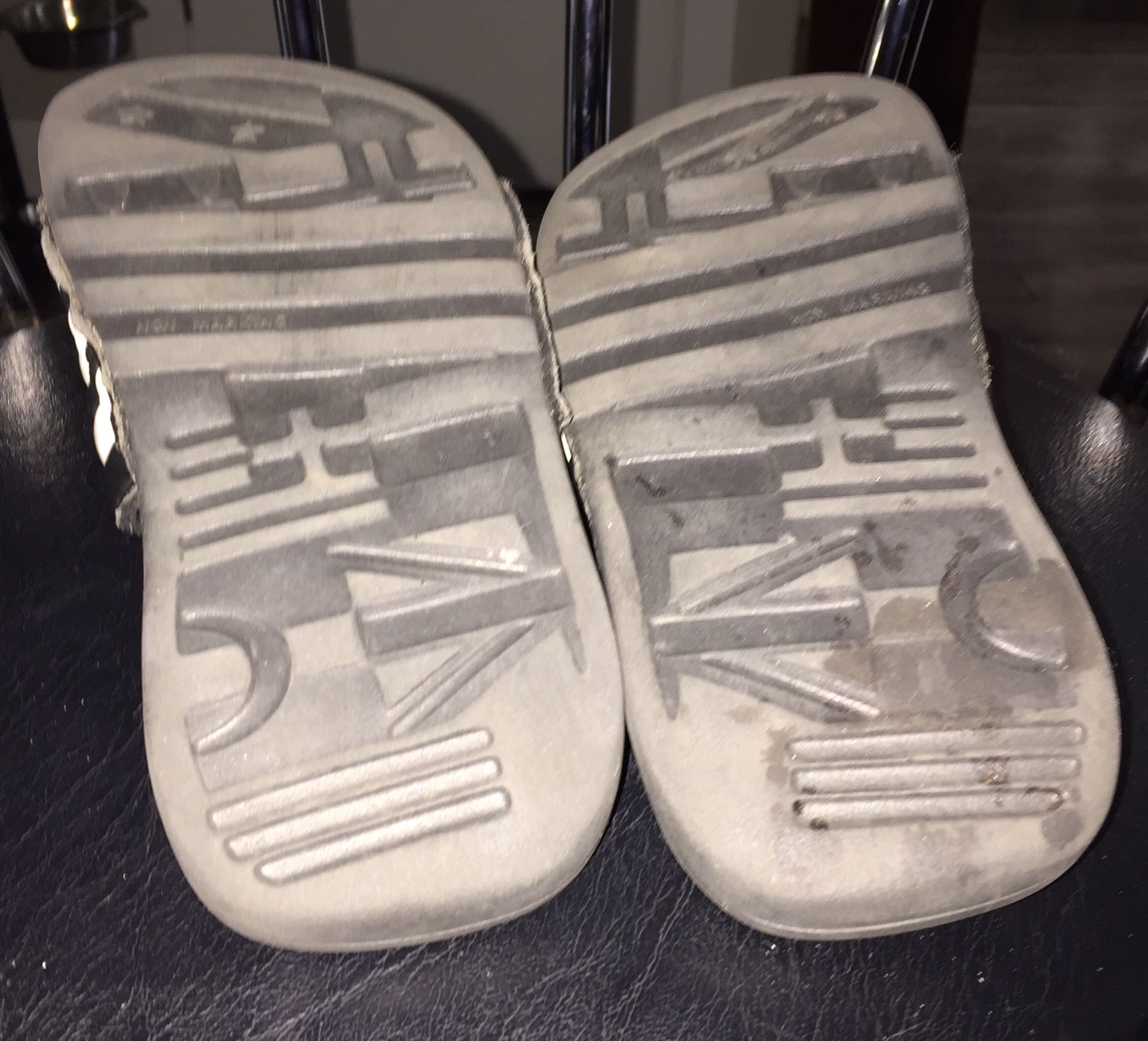 ADIDAS ADILETTE SHOWER SLIDES