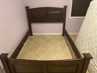 Queen bedframe