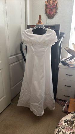 White Off-Shoulder Conformation Gown