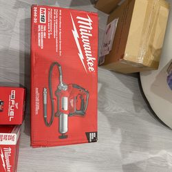 Milwaukee M18 18V Lithium-Ion Cordless Grease Gun 2-Speed with (2) 6.0Ah Batteries and Charger