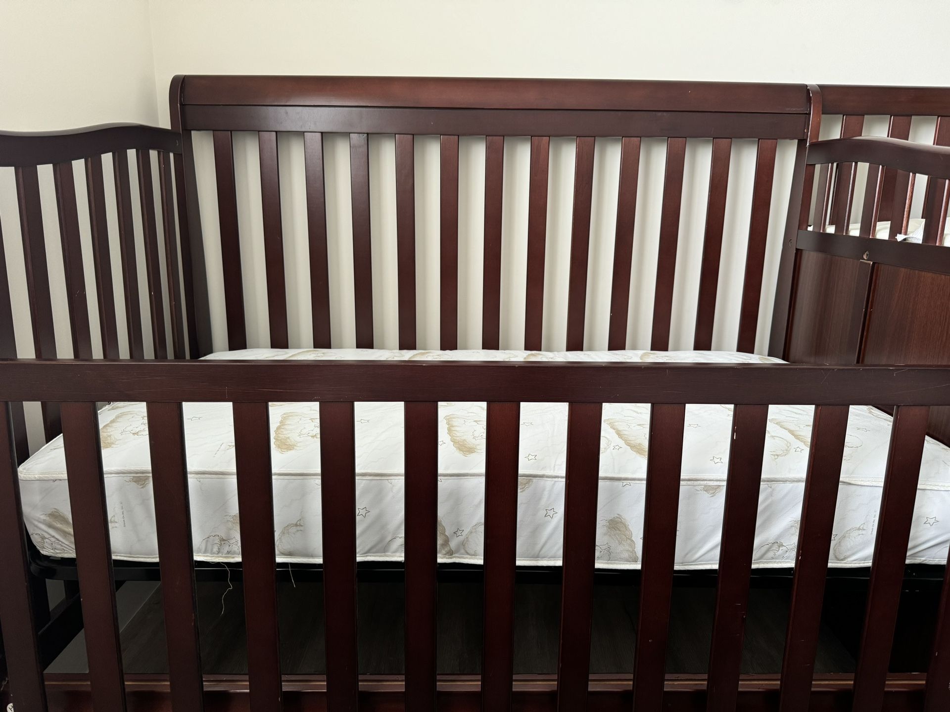 🍼 3-in-1 Convertible Crib with Mattress & Changing Table – Solid Wood 