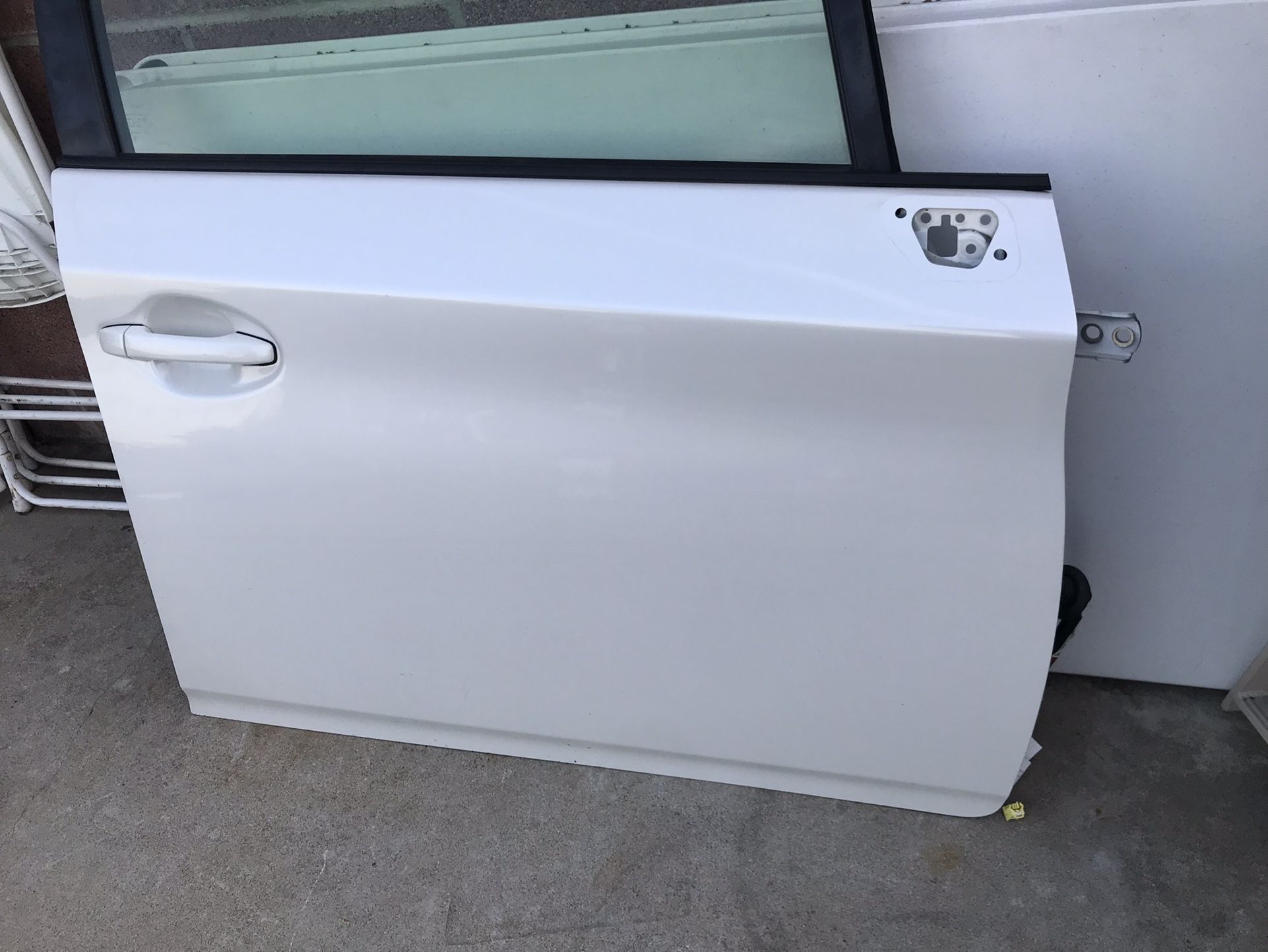 RIGHT (PASSENGER SIDE) FRONT DOOR 2014 TOYOTA PRIUS WHITE COLOR PAINT CODE (070).
