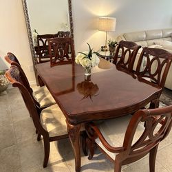 Elegant traditional dining room Table with 6-chairs and 2 extension pieces. 