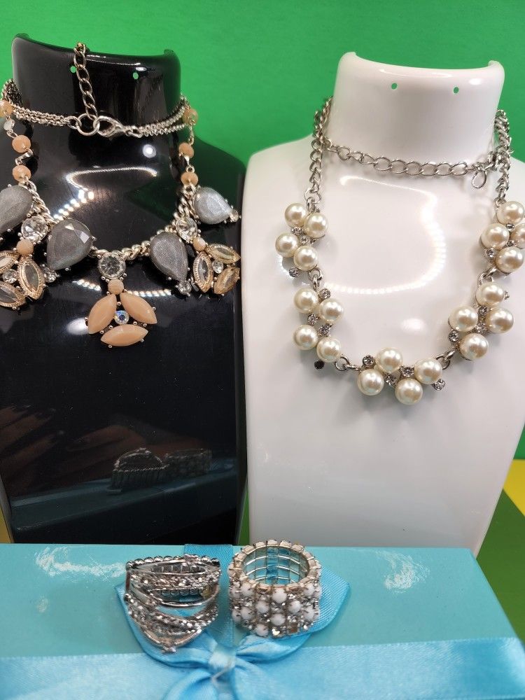 LOT GEORGOUS VINTAGE PIECES, 4 ITEMS, 
