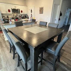 Dining room table/chairs