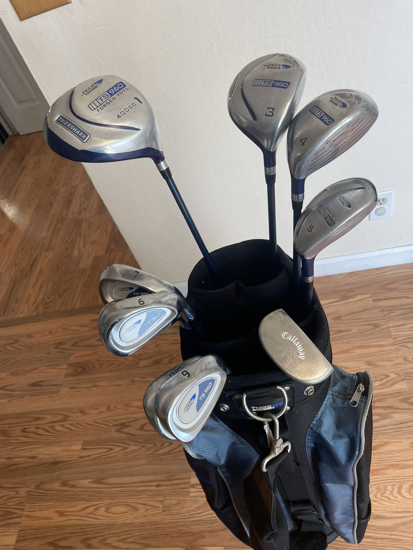 Set Of Ladies Tiger Shark Golf Clubs. Putter And Bag Inclused