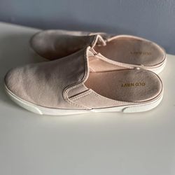 Woman’s Shoes/Flats