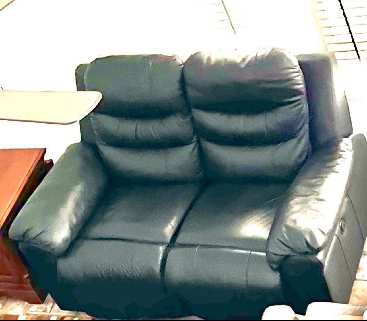 Black Leather 4-Seater Power Reclining Couch with Console – Excellent Condition!