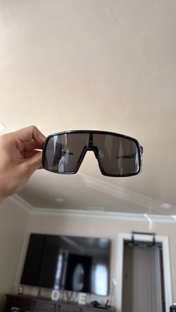 Black Oakley Sutro