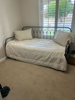 Daybed with Trundle - 2 Twin Mattresses