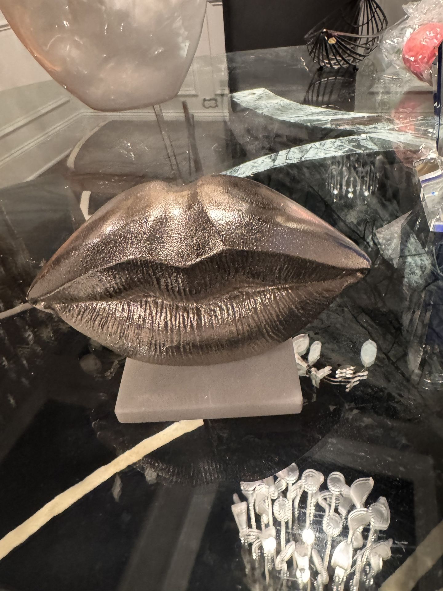 Silver Lip Stand
