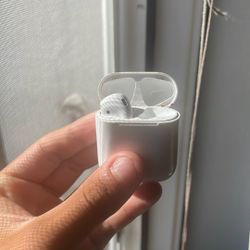 AirPod 1st Gen Comes With Case And 1 AirPod