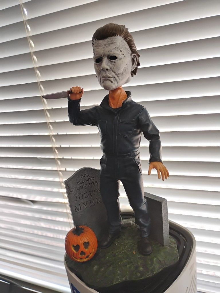 Micheal Myers Bobble Head Statue 10$