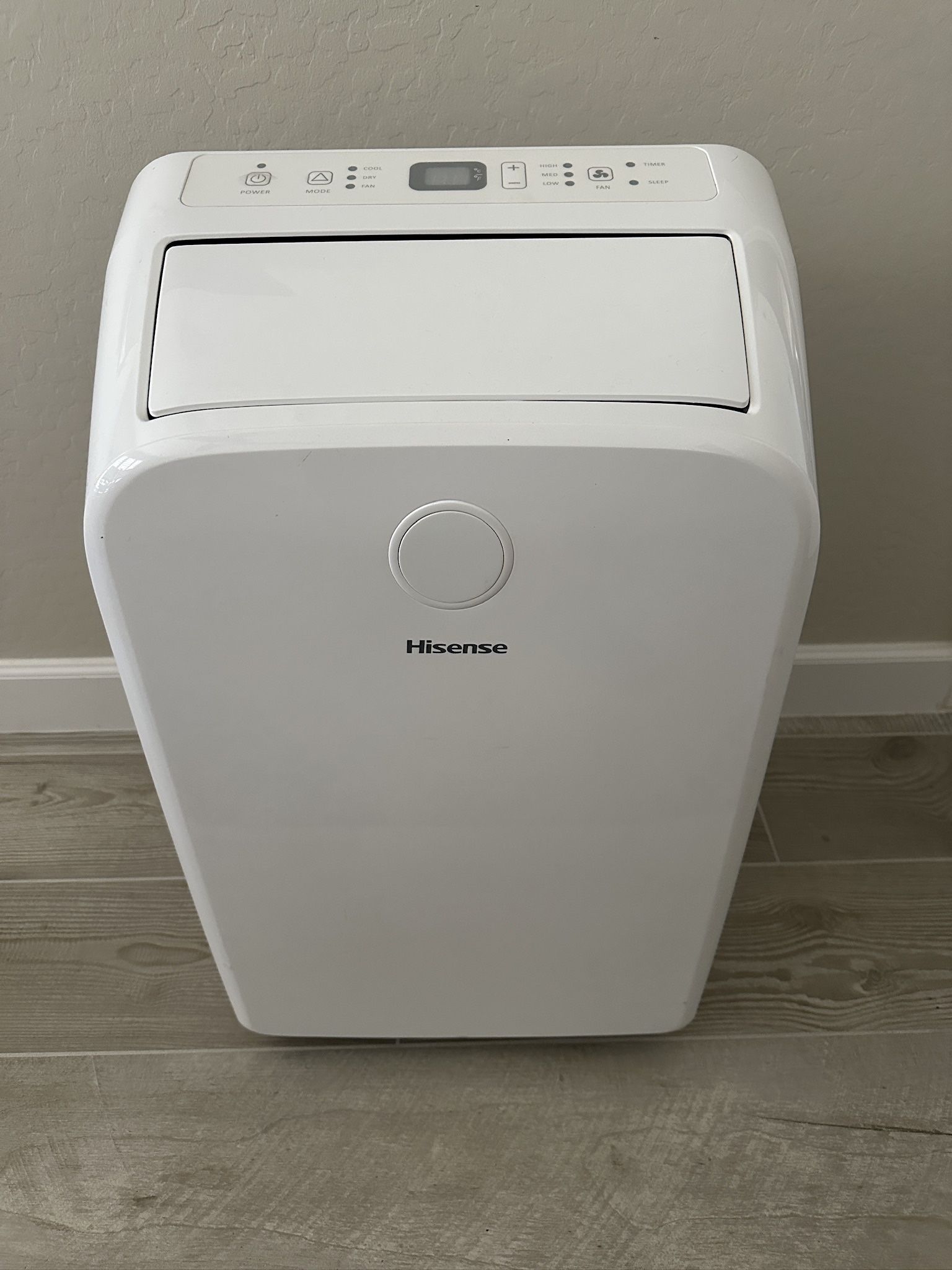 Mint condition Hisense 7,500 BTU portable air conditioner complete setup