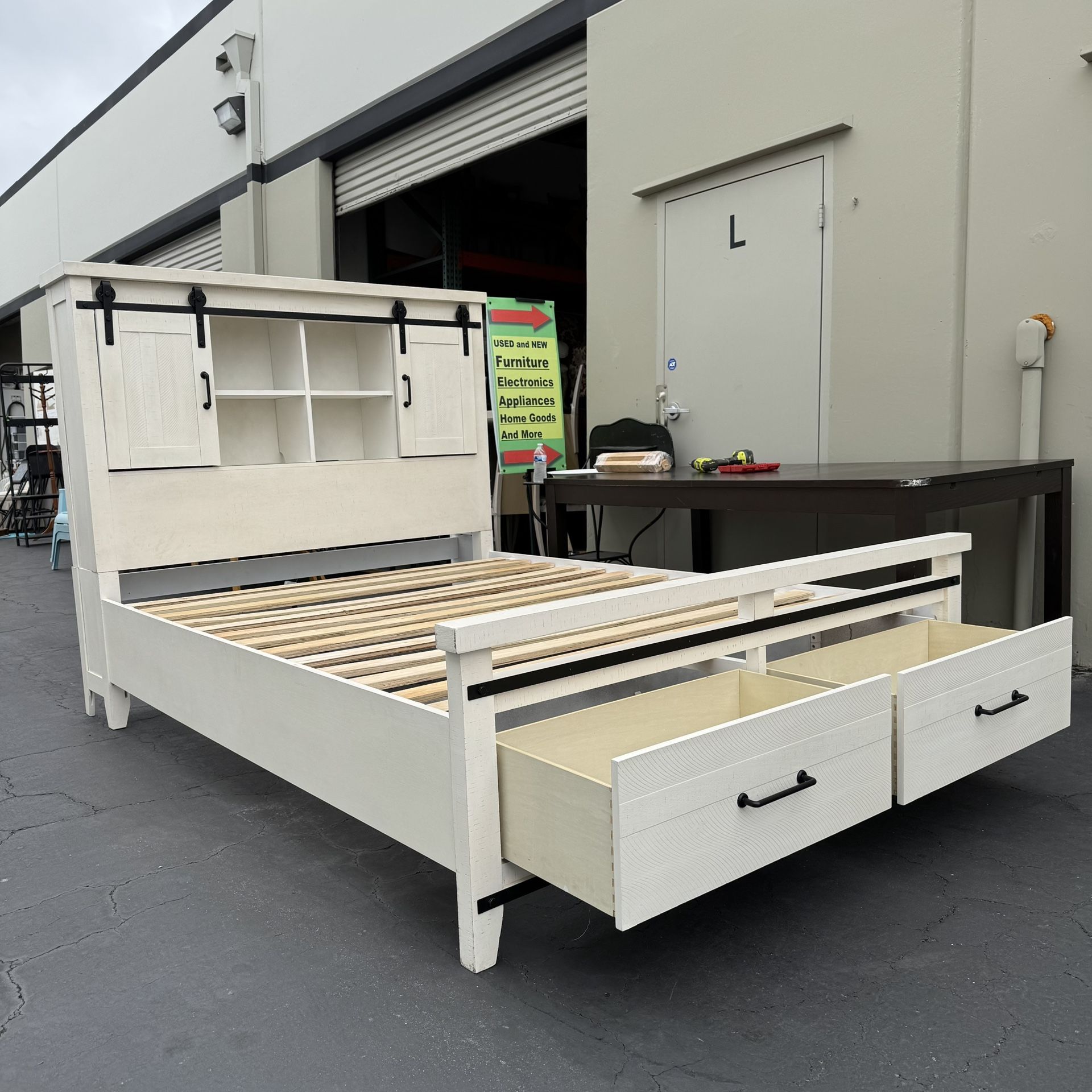 Montana Queen White Bookcase Storage Bed Rustic White Very Good Condition 