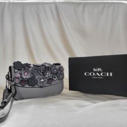 Coach Flower Wristlet With Chain 