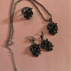 Necklace jewelry