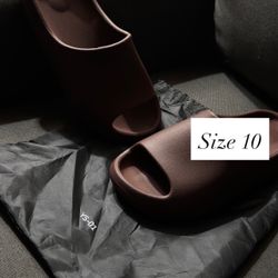 YS-01 YEEZY SLIDE (SIZE 10)