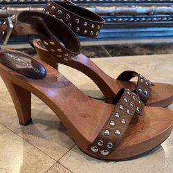 Wood Heels Size 36.5… gently used.. some scuffing as seen in pics 