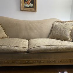 Good Condition Love Seat& Couch Beds Bugs Not INCLUDED😊😊