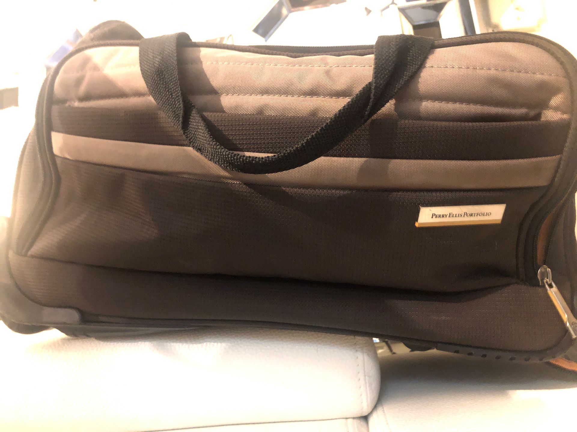 Beautiful duffel bag Perry Ellis - like new - has wheels