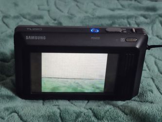 Samsung TL220 DualView Digicam - Ready to Use! (Includes Battery, Charger, 4GB SD)