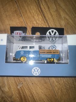 1/64th M2 Machi1nes Auto Thentics R89 1961 VW Double Cab Truck USA Model CHASE