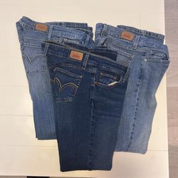 Women’s Levi Jeans 