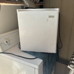 Smoke Refrigerator. Work. Great. 👍 Price Firm. 