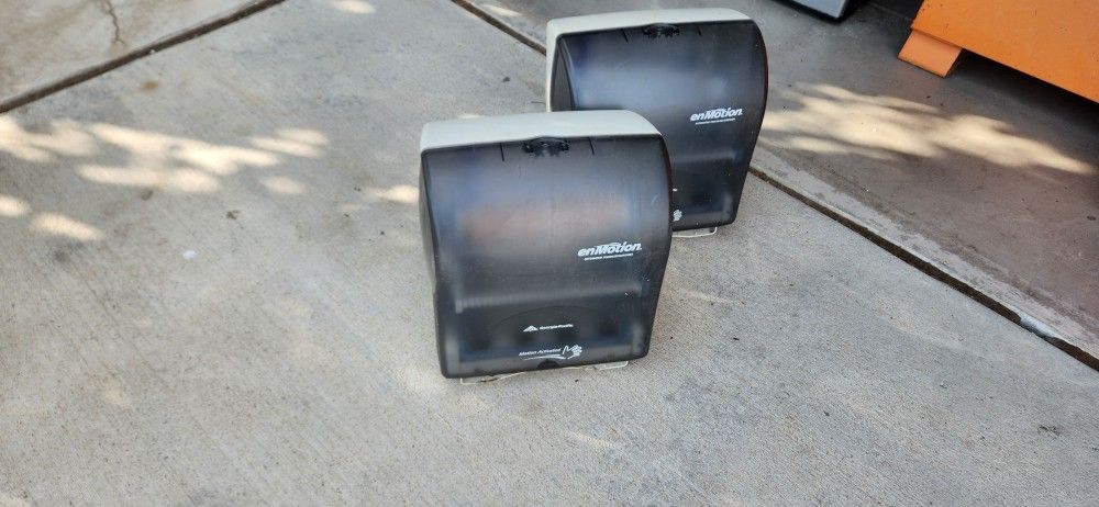 En Motion Paper Towel Dispensers