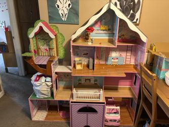 4 Story Dollhouse Good Condition