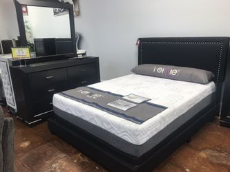 Queen bed 6 drawer dresser & mirror