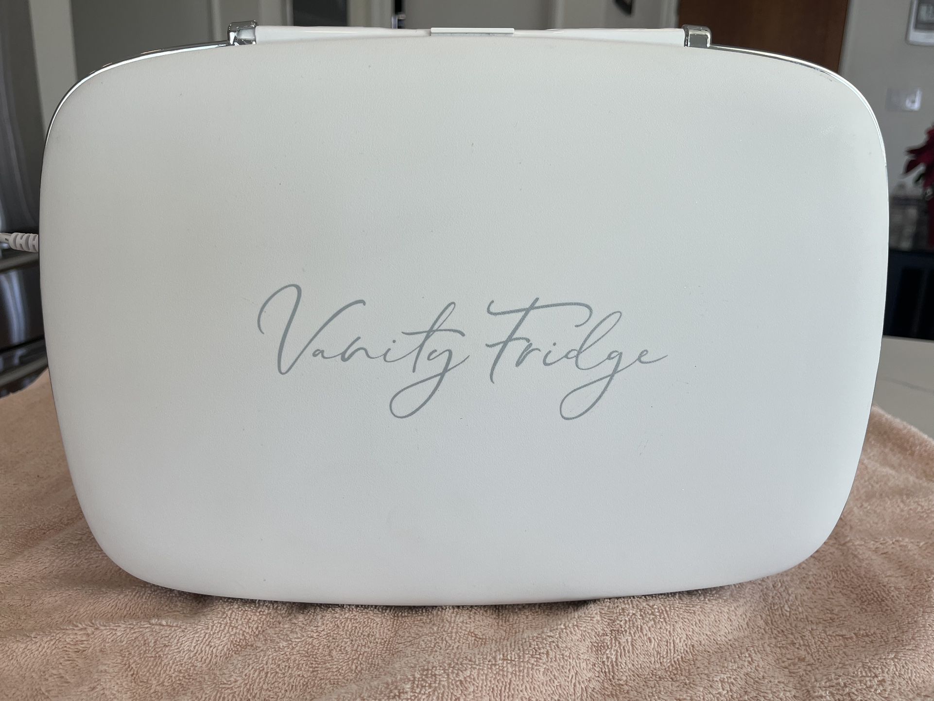 Personal Chiller Cosmetic Cool Vanity Fridge NWOB