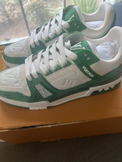 fashionable sneakers 