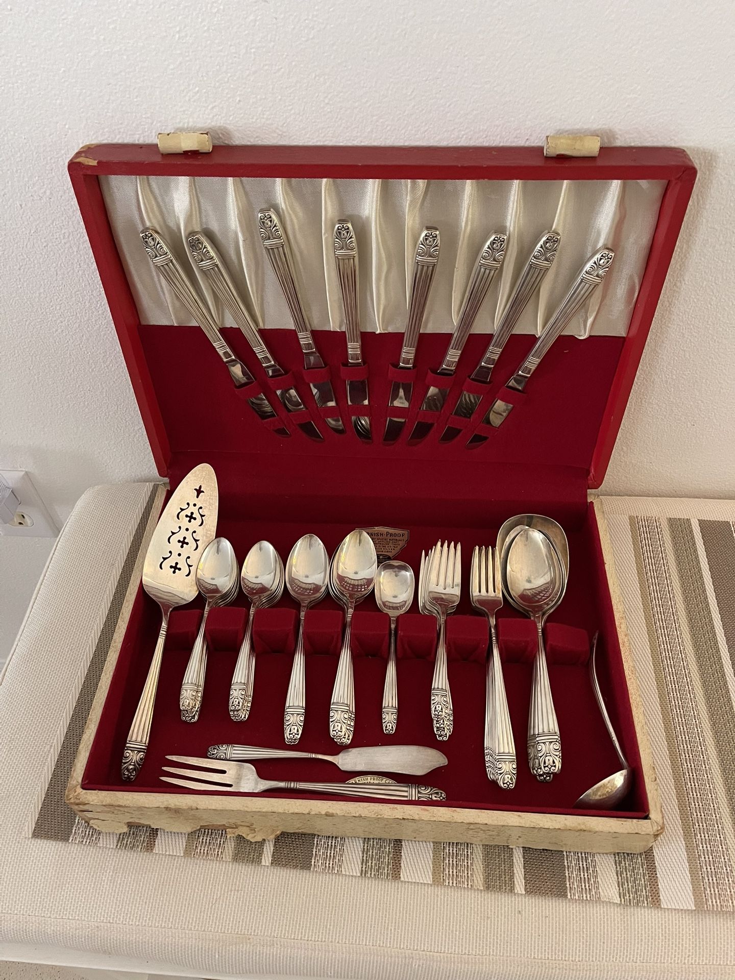 Vintage 57-piece Oneida Silver Plate Set In Original Box