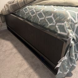 Queen bed set with Tempur-Pedic mattress included 