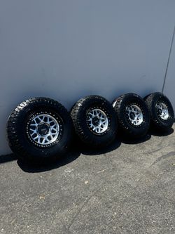 FINANCING AVAILABLE KMC KM549 GRS 6x5.5 and 6x135 17" Wheels With 33” Nitto RidgeGrappler Tires Machined with Black Lips