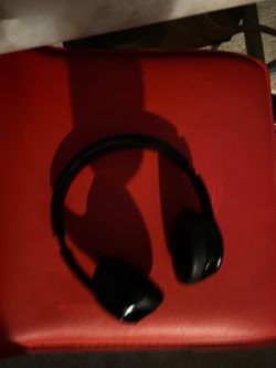 Beats Solo 3 Wireless (Used for a month) has case and charger